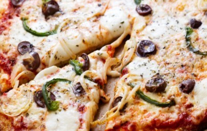 LCHF pizza od cvjetače sa paprikom i maslinama LCHF pizza od cvjetače sa paprikom i maslinama